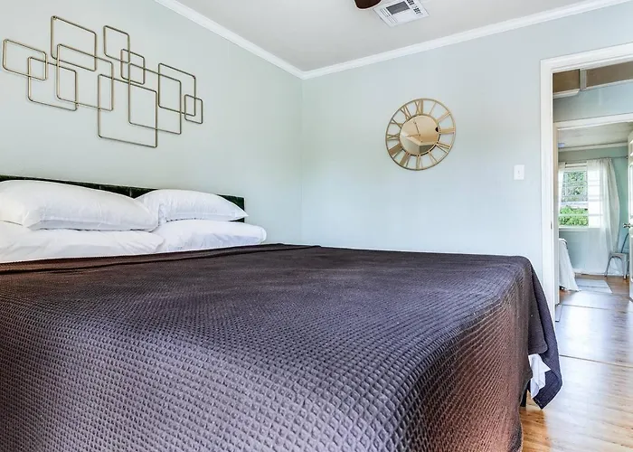Lalaland -2 Masters, King Bed, Comfort & Location! *