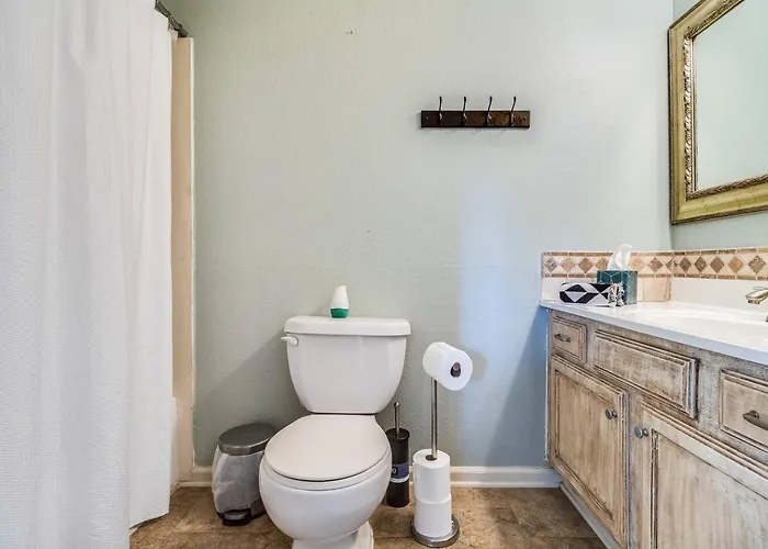 Lalaland -2 Masters, King Bed, Comfort & Location!