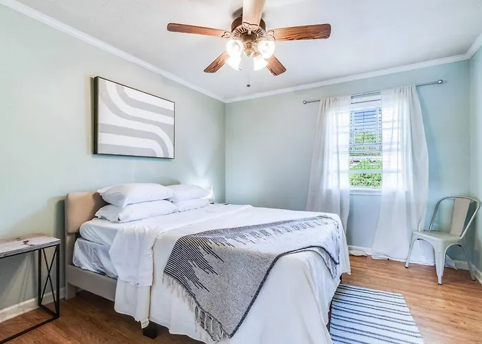Lalaland -2 Masters, King Bed, Comfort & Location! *