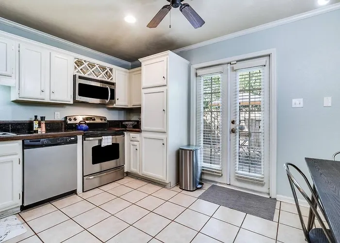 Lalaland -2 Masters, King Bed, Comfort & Location!