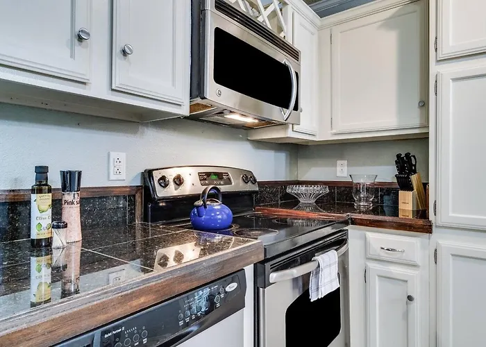 Lalaland -2 Masters, King Bed, Comfort & Location! *