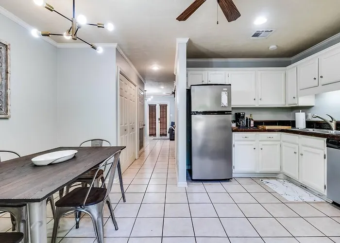 Holiday home Lalaland -2 Masters, King Bed, Comfort & Location! *