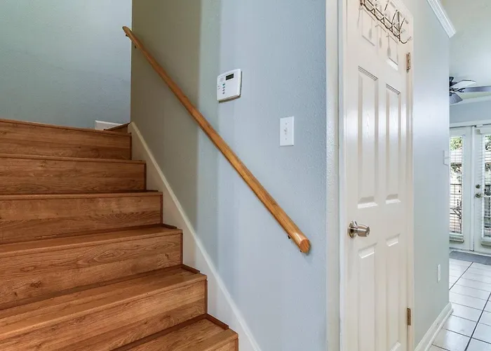 Lalaland -2 Masters, King Bed, Comfort & Location! *