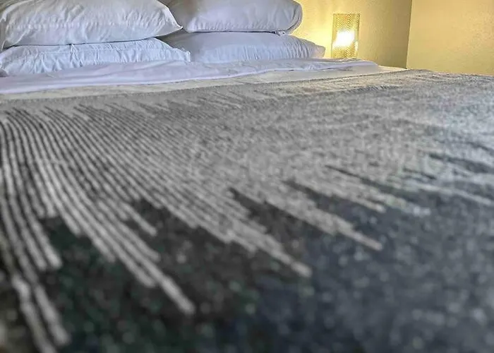 Lalaland -2 Masters, King Bed, Comfort & Location! *
