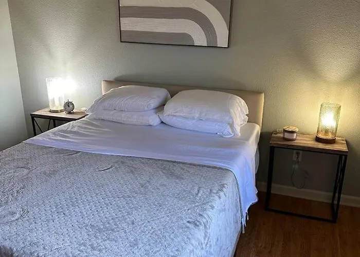 Lalaland -2 Masters, King Bed, Comfort & Location!