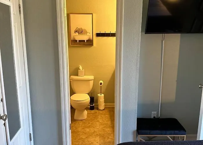 Lalaland -2 Masters, King Bed, Comfort & Location! Holiday home