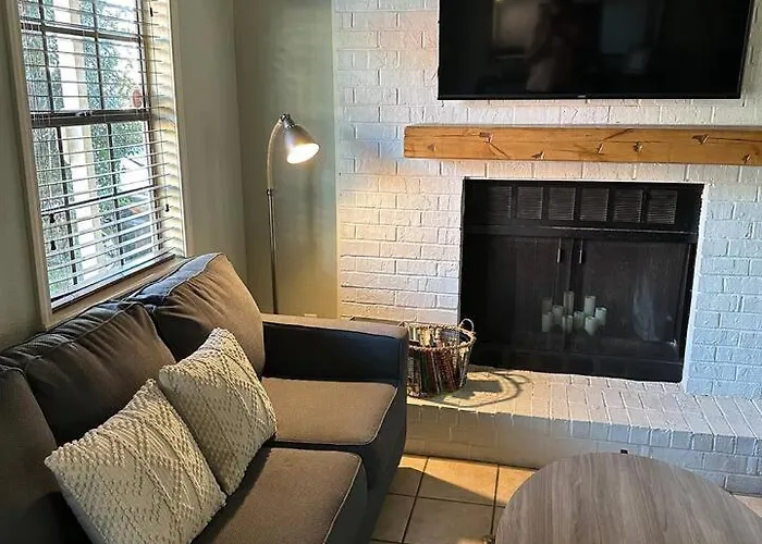 Lalaland -2 Masters, King Bed, Comfort & Location!